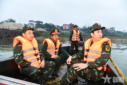 Tư lệnh Quân khu 2 kiểm tra công tác chuẩn bị lắp đặt cầu phao qua sông Lô